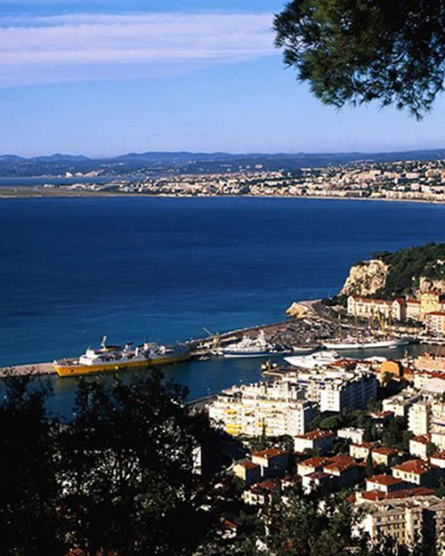 🌞 La Côte d'Azur aux portes de l'Italie 🌊

La région la plus ensoleillée de France vous attend pour un séjour inoubliable ! Entre ciel azur, Méditerranée scintillante et montagnes majestueuses, laissez-vous séduire par cette douceur de vivre unique.

✨ À découvrir :
➡️ Saint-Jean-Cap-Ferrat : Ses villas luxueuses et un sentier offrant un panorama exceptionnel sur le bord de mer.
➡️ Eze Village : Un nid d’aigle médiéval perché entre Monaco et Nice avec une vue imprenable et son jardin exotique.
➡️ Monaco : Casino mythique, Musée Océanographique et le Palais princier.
➡️ Menton : La perle de la France avec ses jardins, son climat subtropical et la Salle des Mariages Jean Cocteau.
➡️ Italie voisine : Vintimille et San Remo, leurs marchés animés, et Dolceaqua, un village médiéval enchanteur.

🏨 Votre séjour :
Hébergement dans un hôtel *** au cœur de Nice, proche des quartiers typiques, des spécialités locales et du célèbre Casino.

🚗 Séjour sur mesure pour groupes : Clubs, CSE, seniors, associations… Nous organisons tout pour vous !

👉 Découvrez nos idées de séjours : bit.ly/3CNlZCb

👉 𝐃𝐞𝐦𝐚𝐧𝐝𝐞𝐳 𝐮𝐧 𝐝𝐞𝐯𝐢𝐬 𝐩𝐞𝐫𝐬𝐨𝐧𝐧𝐚𝐥𝐢𝐬𝐞́ : bit.ly/47VYyWh

#cotevoyages #sejourgroupe #weekendgroupe #partirengroupe #cse #clubssportifs #seniors #vacancesseniors #cotedazur #frenchriviera #stjeancapferrat #eze #menton #monaco #vintimille #sanremo #visiteitalie